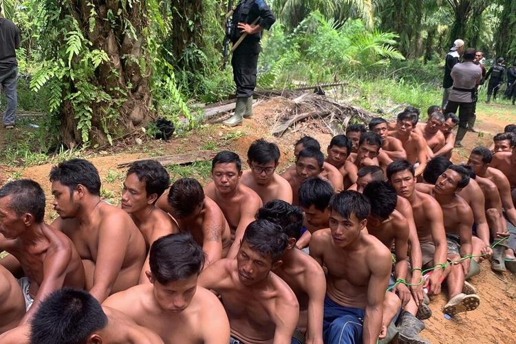 40 Petani Ditangkap Brimob di Kabupaten Mukomuko, Bengkulu karena dituduh mencuri buah sawit milik perusahaan