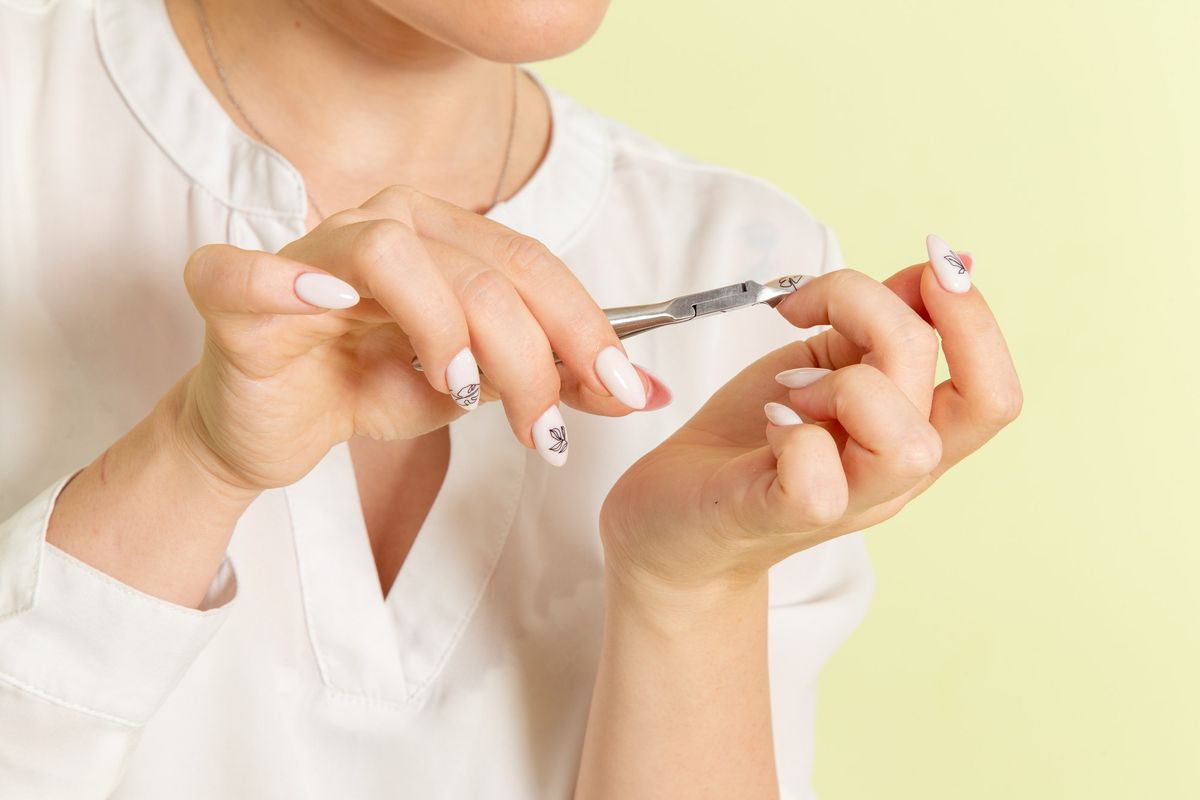 Ilustrasi nail art. Terlalu sering nail art dapat menyebabkan kuku menguning, retak, hingga rusak permanen jika tidak disertai jeda dan perawatan yang tepat.