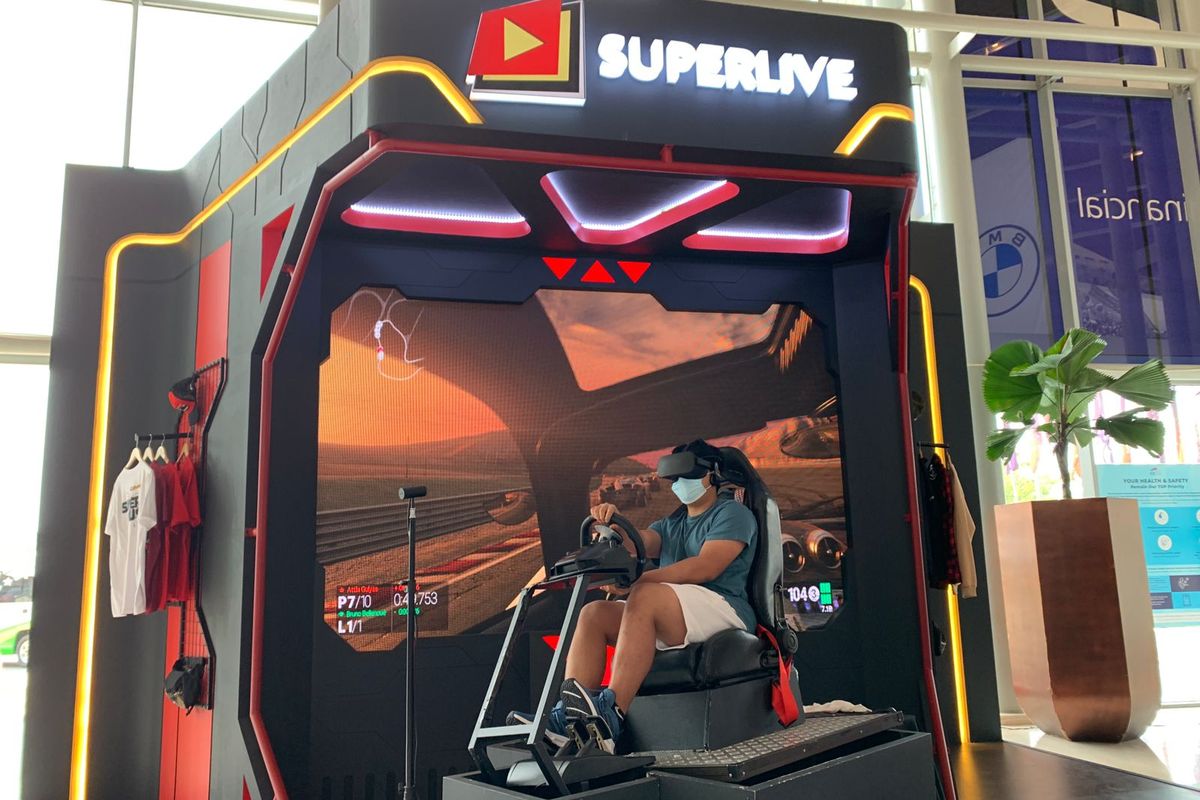 Ilustrasi simulator racing di booth Djarum pada ajang GIIAS 2022