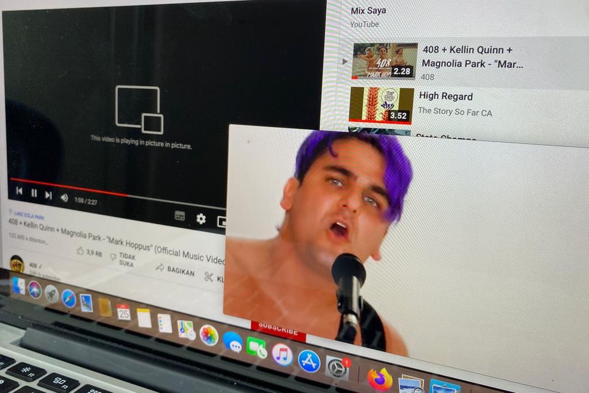 Ilustrasi cara nonton YouTube sambil buka aplikasi lain di Macbook.