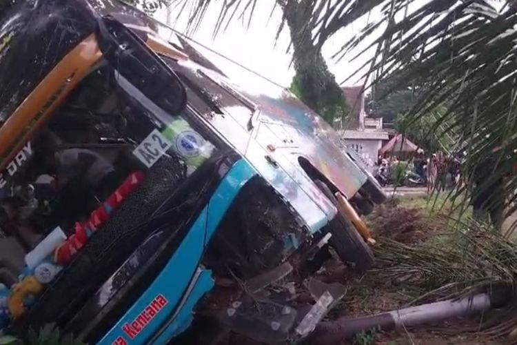 Inilah kondisi Bus Surya Kencana yang mengalami kecelakaan Minggu sore, (19/5/2024), hari ini, Senin (20/5/2024) pemilik bus akan mengangkat badan bus dari pinggir jalan raya Desa Pringabaya Lombok Timur.