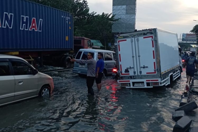  Banjir di Jalan Kaligawe Semarang akibat limpasan rob. 