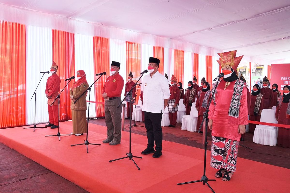 Vaksinasi Pelajar di SMA Negeri 2 Pulau Punjung, Dharmasraya, Sumatera Barat (Sumbar), Senin (13/9/2021).