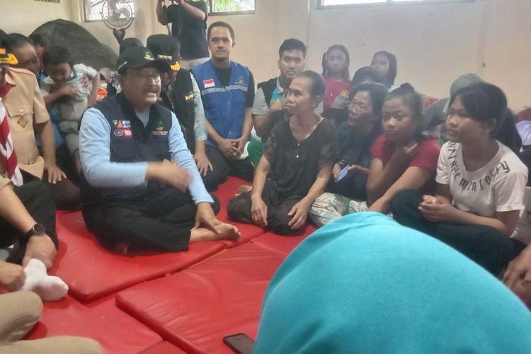 Menteri Sosial (Mensos) RI Saifullah Yusuf atau Gus Ipul mengunjungi pengungsi banjir di Kantor Desa Jombok, Kecamatan Kesamben, Kabupaten Jombang, Jawa Timur, Sabtu (14/12/2024).
