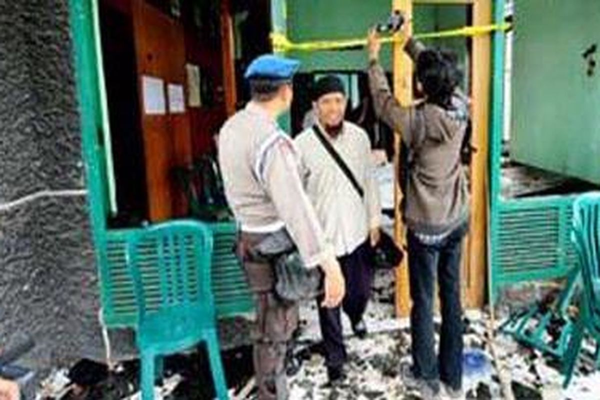 Kaca-kaca jendela berserakan di Sekretariat Himpunan Mahasiswa Islam (HMI) Cabang Makassar di Jl Botolempangan, Kamis (4/3/2010), setelah diserbu polisi. Penyerbuan brutal itu memancing reaksi mahasiswa dan alumni HMI.