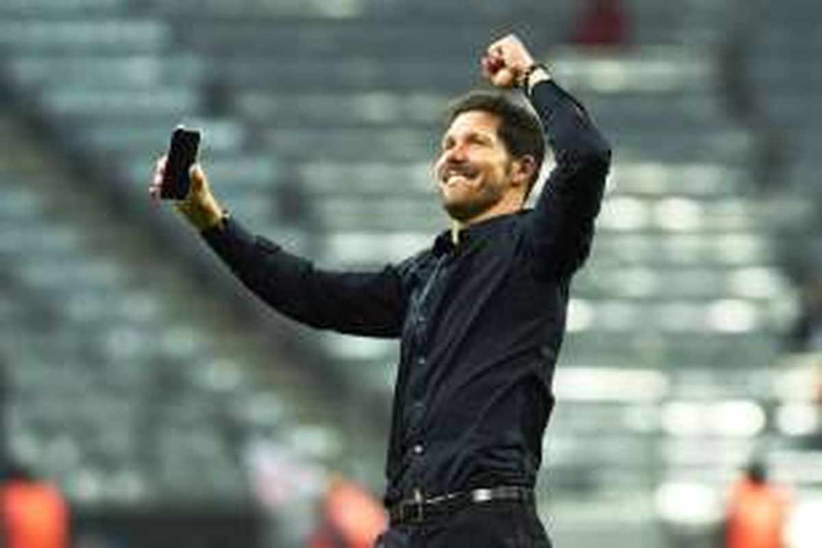 Pelatih Atletico Madrid, Diego Simeone, bersuka cita atas keberhasilan timnya lolos ke final Liga Champions. 