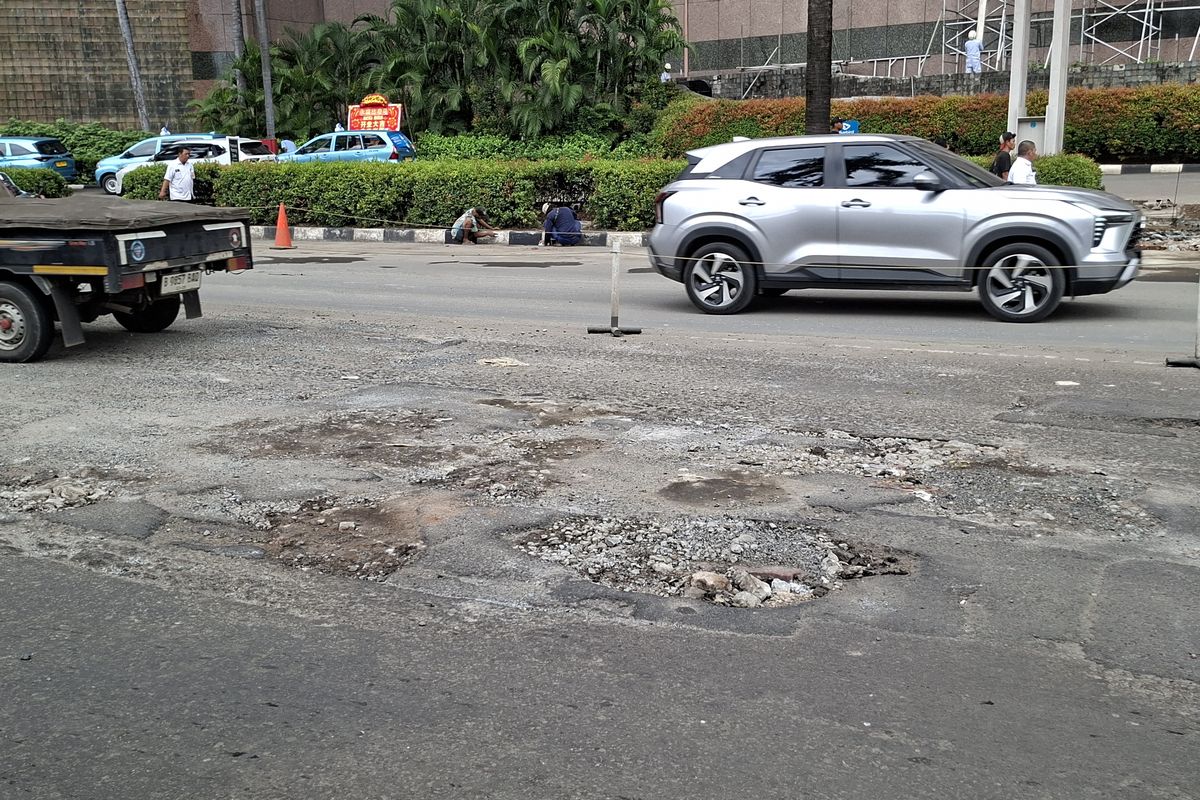 Jalanan rusak di depan Mall Taman Anggrek, Jalan Tanjung Duren 2, Grogol Petamburan, Jakarta Barat, Rabu (11/2/2026)
