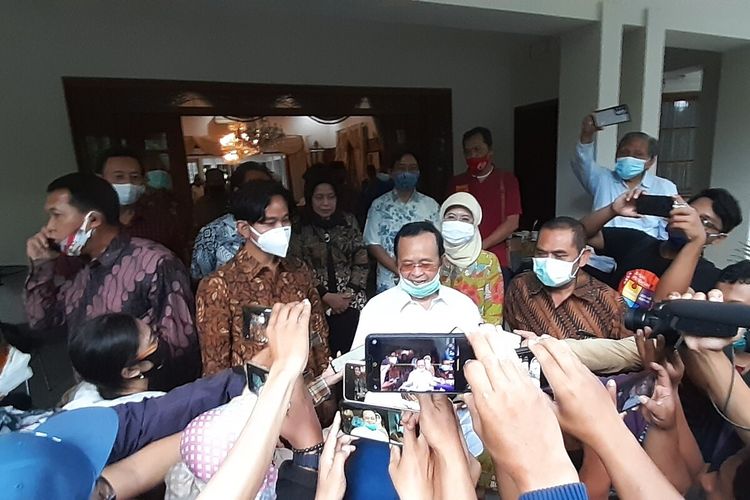 Paslon Wali Kota dan Wakil Wali Kota Solo, Gibran Rakabuming Raka-Teguh Prakosa didampingi Ketua DPC PDI-P Solo FX Hadi Rudyatmo saat menemui Wakil Wali Kota Solo Achmad Purnomo di kediamannya Jalan Bhayangkara Solo, Jawa Tengah, Kamis (3/9/2020).