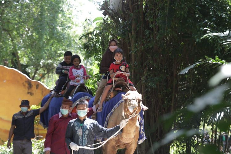Sejumlah pengunjung terlihat memadati Kebun Binatang Surabaya di momen Lebaran Idul Fitri, Kamis (5/5/2022).
