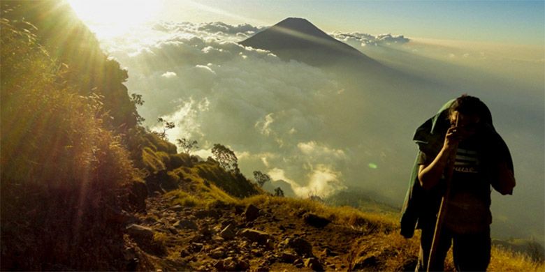 Pendakian Gunung Sumbing di sore hari yang cerah.