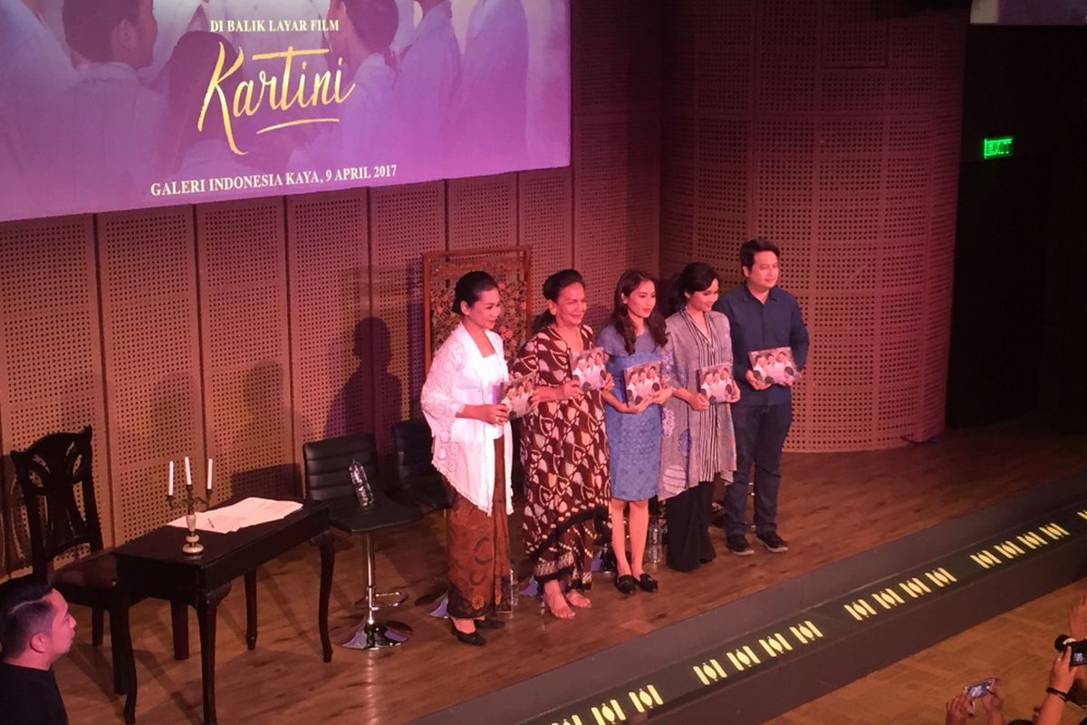 Para pemain dan produser menghadiri perilisan buku Di Balik Layar Film Kartini di Galeri Indonesia Kaya (GIIK), Grand Indonesia, Thamrin, Jakarta Pusat, Minggu (9/4/2017).