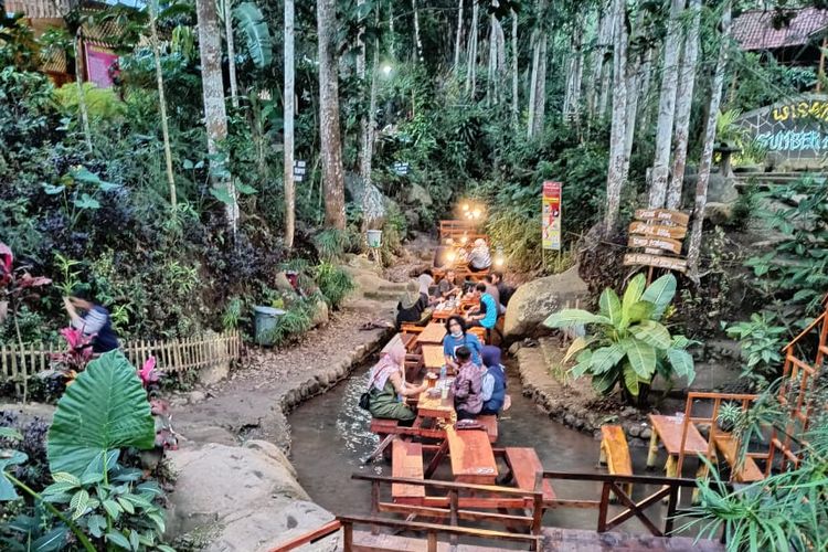 Wana Wisata Sumber Biru di Jombang, Sensasi Makan di Tengah Sungai