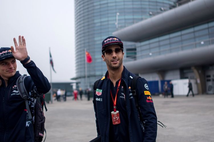 Dua pebalap Red Bull Racing, Max Verstappen (Belanda, kiri) da Daniel Ricciardo (Australia), berjalan di paddock Sirkuit Internasional Shanghai jelang digelanya GP China, Kamis 6/4/2017).