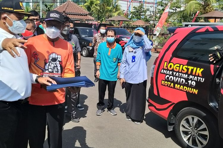 MOBIL LOGISTIK—Walikota Madiun, Maidi melepas mobil logistik khusus anak yatim piatu korban covid-19 yang akan mengirim sembako ke rumah anak-anak yatim piatu yang orang tuanya meninggal akibat corona.