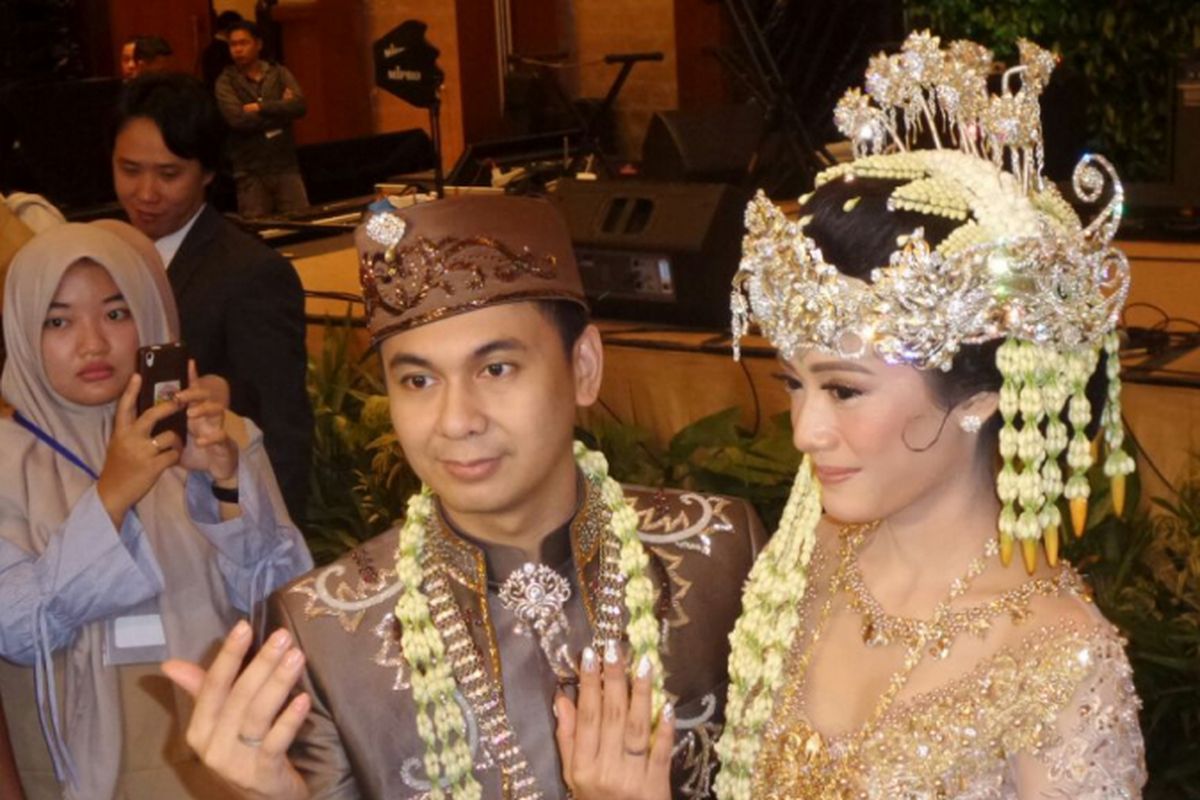 Raditya Dika dan Anissa Aziza menggelar jumpa pers pernikahannya di Ballroom Ritz Carlton, Jakarta Selatan, Sabtu (5/5/2018).