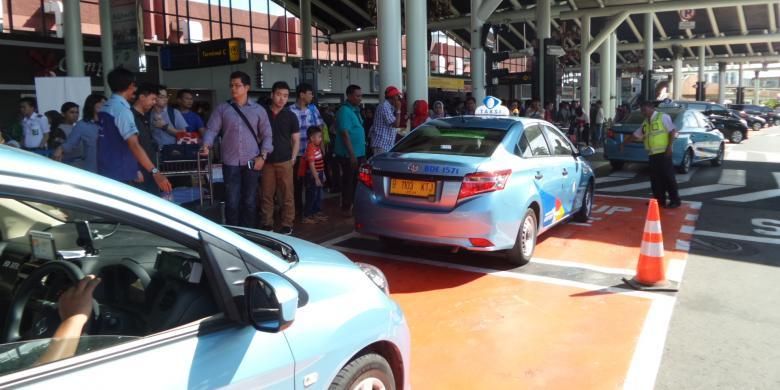 Antrean taksi di Terminal Kedatangan 1A Bandara Soekarno-Hatta, Tangerang, Jumat (6/5/2016). Sistem FIFO (First In First Out) tengah diberlakukan oleh pengelola Bandara Soekarno-Hatta guna memudahkan penumpang untuk berkendara dari bandara menuju tempat lain. 