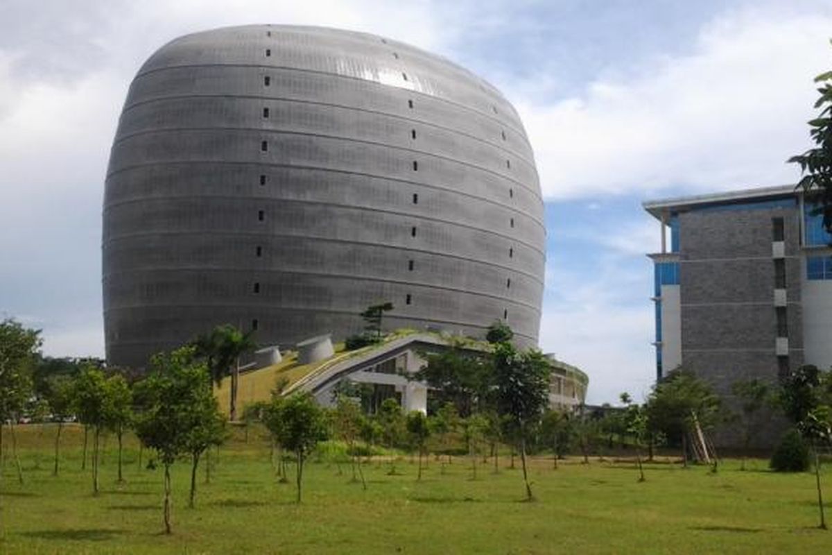 Gedung new Media Tower Universitas Multimedia Nusantara (UMN) menjadi contoh konsep gedung hemat energi bagi universitas lainnya, Senin (21/4/2014).