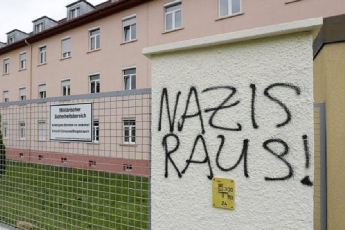 Grafitti berbunyi Keluarlah Nazi! tertulis di tembok barak Fürstenberg di Donaueschingen, Jerman.
