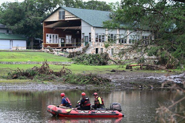Tim SAR menyisir lokasi banjir Texas untuk mencari korban di tengah puing-puing bangunan perkemahan Camp Mystic, Amerika Serikat, yang hancur pada Senin, 7 Juli 2025. Banjir di Texas sejauh ini telah menewaskan lebih dari 100 orang.