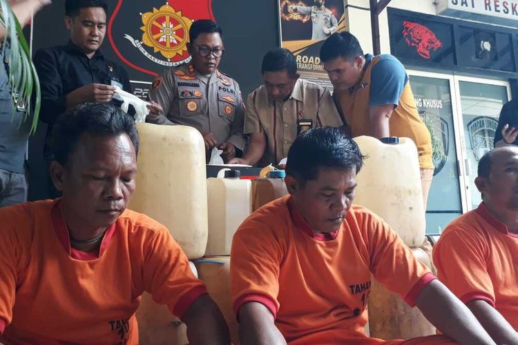 Tiga pembeli solar subsidi yang digunakan untuk aktivitas tambang ilegal serta dijual eceran ditangkap oleh Polres Lubuklinggau, Selasa (13/9/2022)