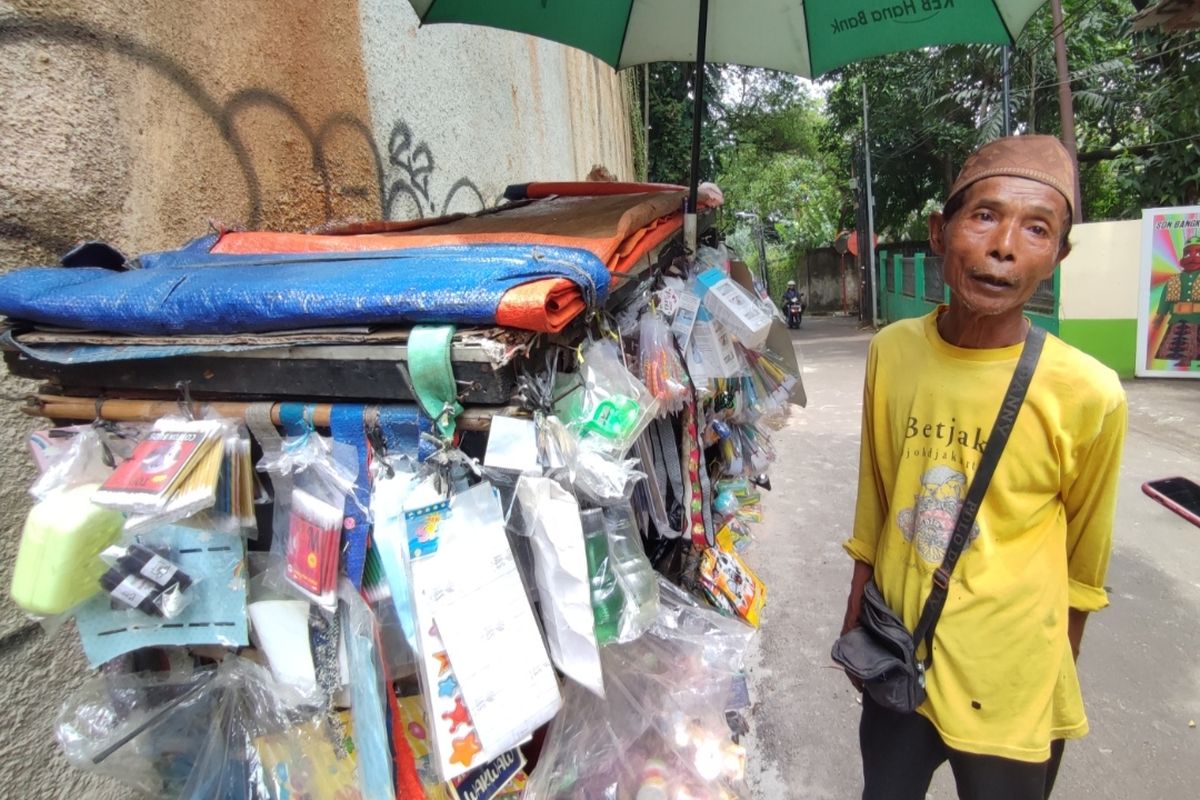 Nahsori (60), seorang penjual mainan yang dagangannya ludes dicuri saat sedang shalat jumat di salah satu masjid di Kemang Timur, Jakarta Selatan.