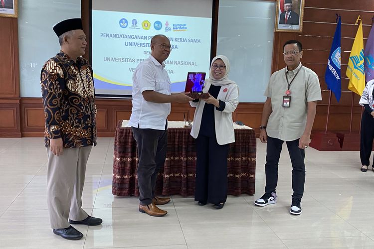 Penandatanganan kerja sama UT dan UPN Jakarta dilakukan antara Prof. Ali Muktiyanto (Wakil Rektor Bidang Keuangan dan Umum UT) dengan Prasetyo Hadi (Wakil Rektor Bidang Umum dan Keuangan UPN Veteran Jakarta) didampingi Rektor UT Prof. Ojat Darojat dan Prof. Erna Hernawati (19/8/2022)