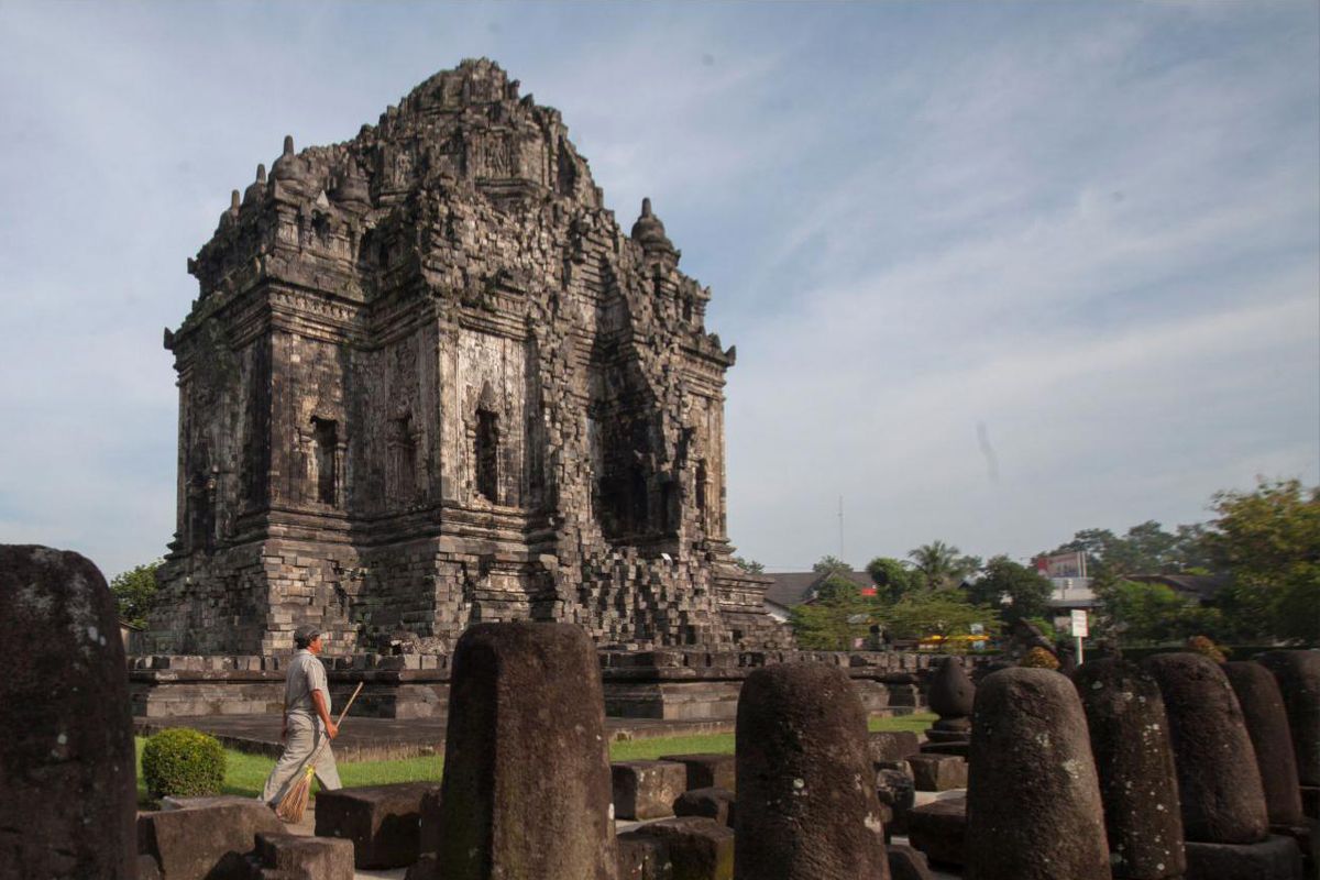 Candi Kalasan peninggalan Kerajaan Mataram Kuno.