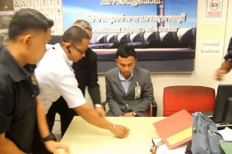 Seorang petugas keamanan bandara Suvarnabhumi, Bangkok diperiksa setelah ketahuan mencuri uang milik seorang turis.