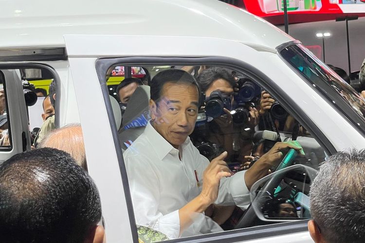 Jokowi duduk di dalam Esemka Bima EV di IIMS 2023