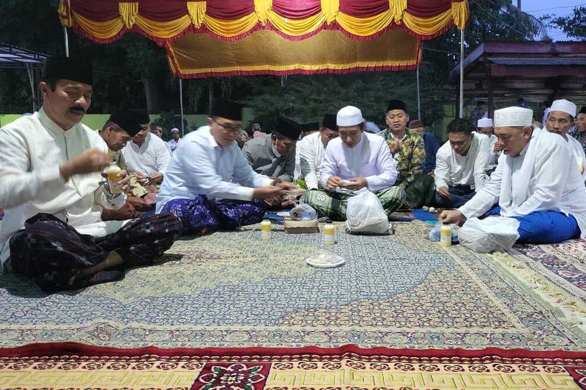 Pejabat di lingkungan pemerintah Kabupaten Pamekasan saat buka bersama di kantor Kecamatan Waru. Buka bersama digelar dengan menu yang sederhana.