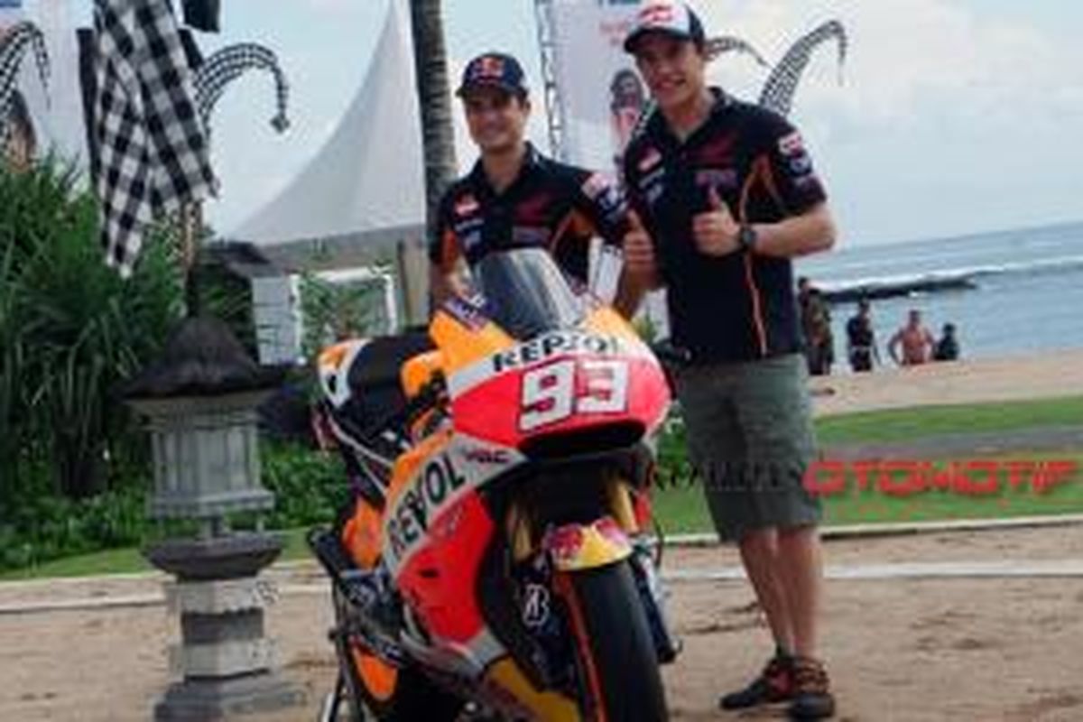 Kedua pebalap Repsol Honda, Dani Pedrosa (kiri) dan Marc Marquez, memperkenalkan RC213V edisi MotoGP musim 2015 di Bali, Minggu (1/2/2015).