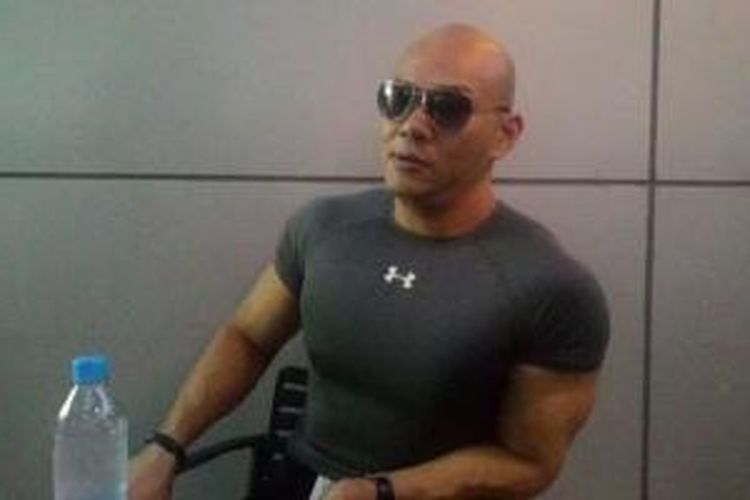 Deddy Corbuzier diabadikan di depan Studio ANTV, kawasan Epicentrum, Jakarta Selatan, Rabu (22/7/2015) malam.