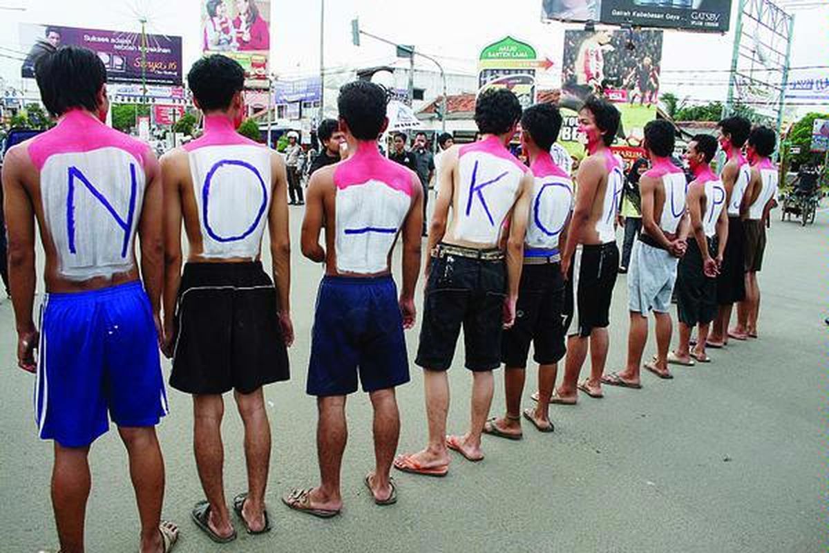 Para aktivis Himpunan Mahasiswa Serang mengecat punggung mereka membentuk jajaran tulisan NO-KORUPSI saat berunjuk rasa menyambut peringatan Hari Sumpah Pemuda di perempatan Ciceri, Kota Serang, Banten, Kamis (28/10)