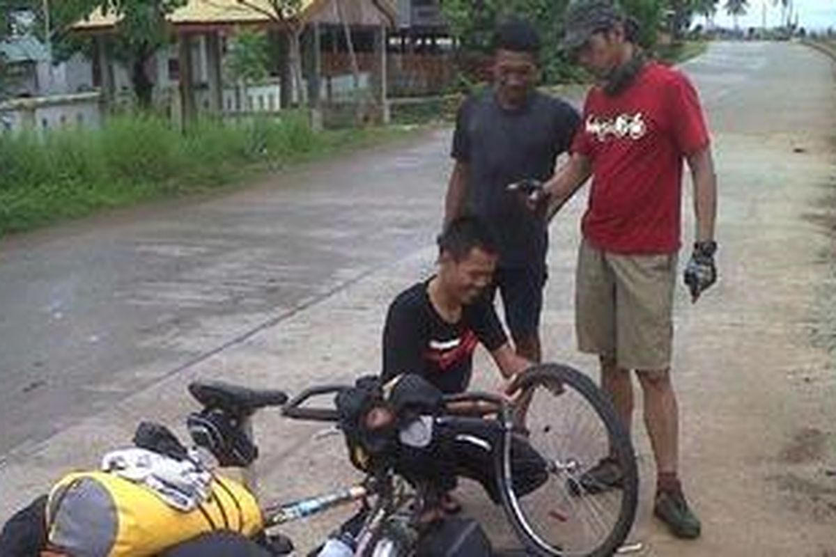 Menyusuri jalanan Trans Sulawesi dari Makassar-Manado, ban sepeda kempis sampai empat kali.