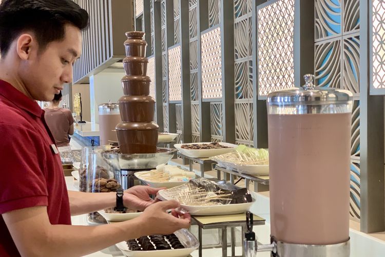 Movenpick Resort Carita juga tetap memelihara tradisi Chocolate Hour dengan menghadirkan aneka menu camilan serba cokelat, lengkap dengan air mancur cokelat (chocolate fountain).
Chocolate Hour di Movenpick Resort Carita hadir setiap hari pukul 16.00-17.00 WIB dan bisa dinikmati gratis oleh seluruh tamu hotel.