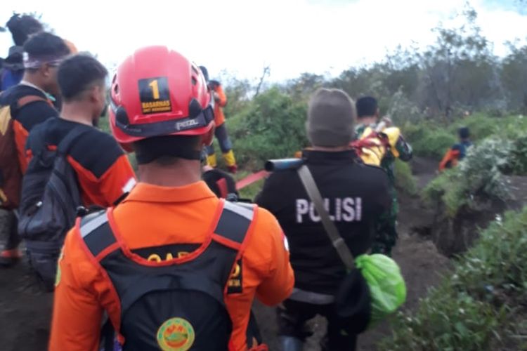 Proses evakuasi pendaki Gunung Sumbing yang menderita Hipotermia oleh Tim SAR Gabungan Wonosobo, Sabtu (6/4/2019) sore. 