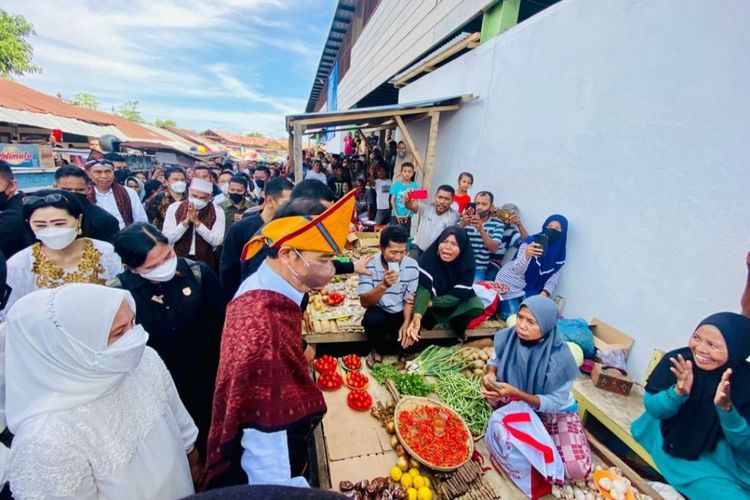 Presiden Joko Widodo saat membeli cabai di Pasar Mbongawani di Kabupaten Ende, Provinsi Nusa Tenggara Timur (NTT), Rabu (1/6/2022).