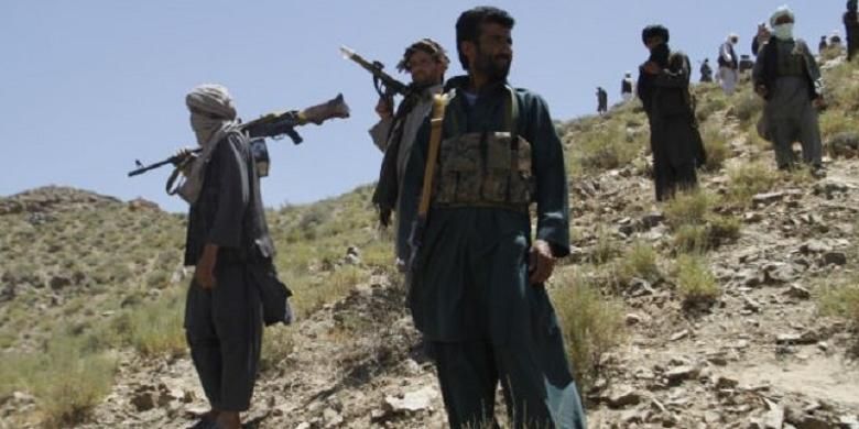 Milisi Taliban mendengarkan pidato pemimpin mereka Mullah Abdul Manan Niazi di Provinsi Herat, Afganistan. 
