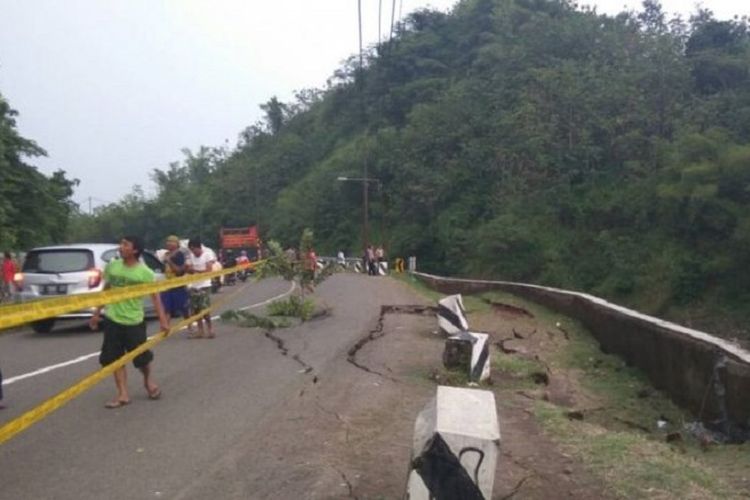 Jalur Kuningan-Cirebon ambles, Minggu (23/4/2017)