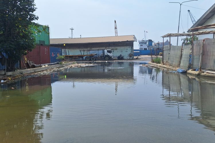 Air banjir rob yang menggenangi Pelabuhan Sunda Kelapa, Jakarta Utara, dinilai bau dan bikin penyakit. Rabu (17/4/2024).