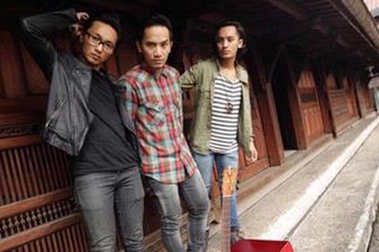 Band Stereocase menjalani sesi pemotretan di Bentara Budaya Jakarta, Palmerah, Jakarta pusat, Rabu (29/5/2013). Grup ini diabadikan ketika masih memiliki tiga personel, yaitu Fadli (vokal), Iqif (drum), dan Richard (gitar).