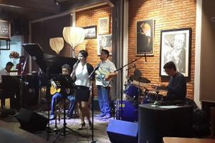 Suasana pentas jazz di Kafe Intro Jazz BSD, Tangsel, Banten. 