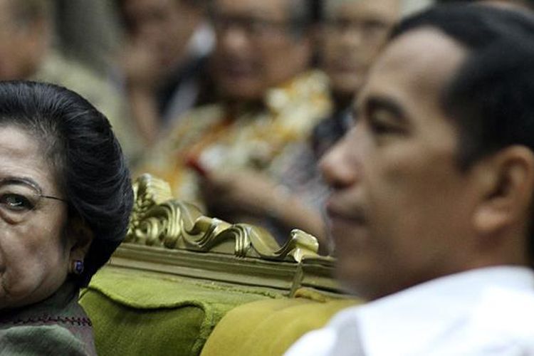 Ketua Umum PDI Perjuangan Megawati Soekarnoputri (kiri) dan calon presiden Joko Widodo (kanan) saat menghadiri acara serial Seminar Dewan Guru Besar Universitas Indonesia, di Kampus UI Salemba, Jakarta, Sabtu (30/11/2013). Seminar yang mengambil tema Indonesia Menjawab Tantangan Kepemimpinan Menuju Bangsa Pemenang tersebut sebelumnya juga menghadirkan sejumlah tokoh seperti Prabowo Subianto, Dahlan Iskan, Gita Wirjawan, Wiranto, Mahfud MD dan Abraham Samad. 