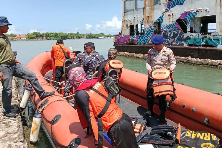 Proses pencarian ABK KM Jaya Makmur yang tenggelam di Perairan selatan Gili Raja. 