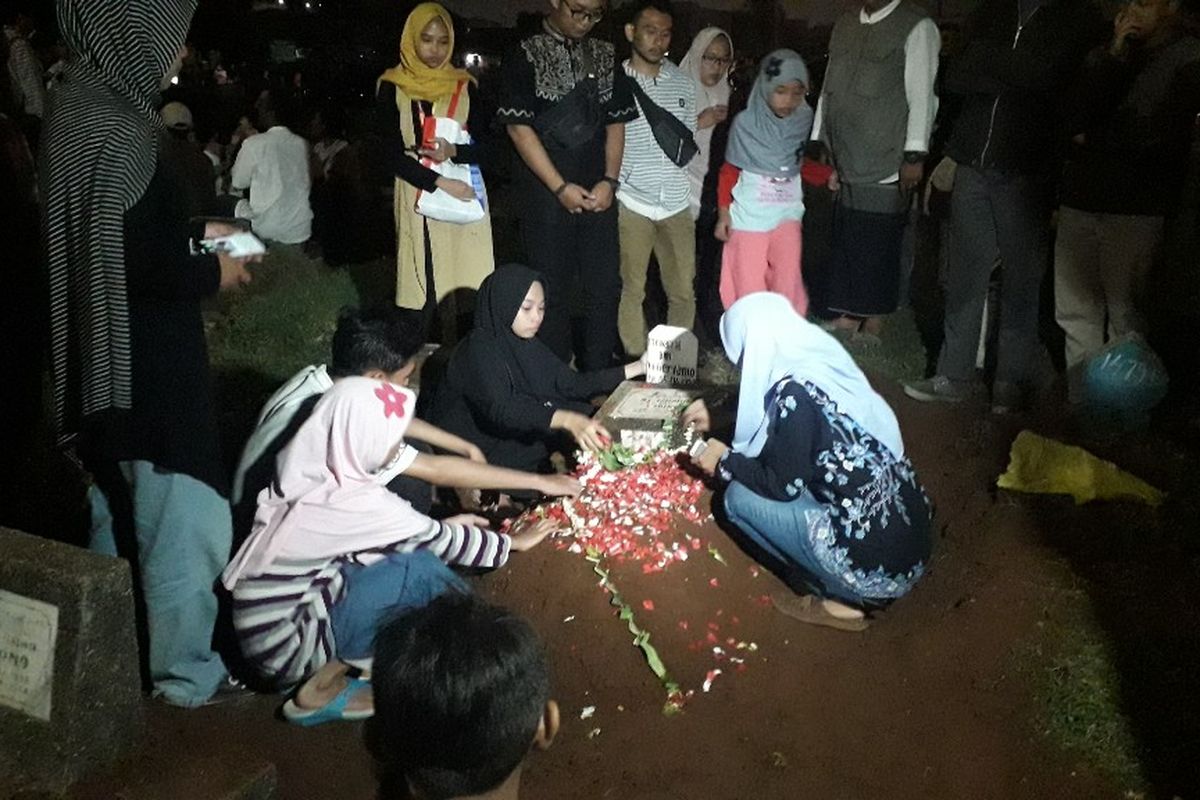 Pelayat berdoa di depan makam salah seorang korban kecelakaan beruntun Tol Cipali di TPU Prumpung, Senin (17/6/2019) petang.