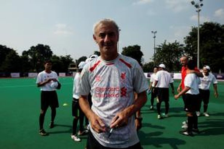 Legenda Liverpool Ian Rush berpose seusai memberikan coaching clinic kepada anak-anak di Lapangan Hoki, Senayan, Jakarta, Jumat (19/7/2013). Liverpool akan bertanding melawan tim Indonesia XI di Stadion Utama Gelora Bung Karno, pada Sabtu 20 Juli 2013. 