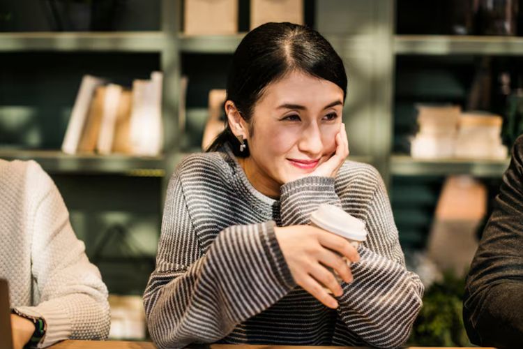 150 caption foto sendiri singkat, aesthetic, lucu, dan penuh makna untuk Instagram, TikTok, hingga WhatsApp. Cocok buat selfie.