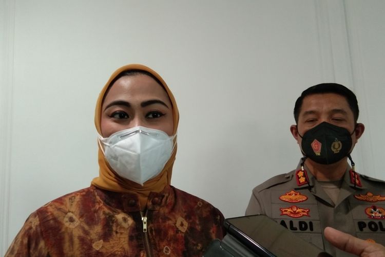 Bupati Karawang Cellica Nurrachadiana (kiri) dan Kapolres Karawang AKBP Aldi Subartono