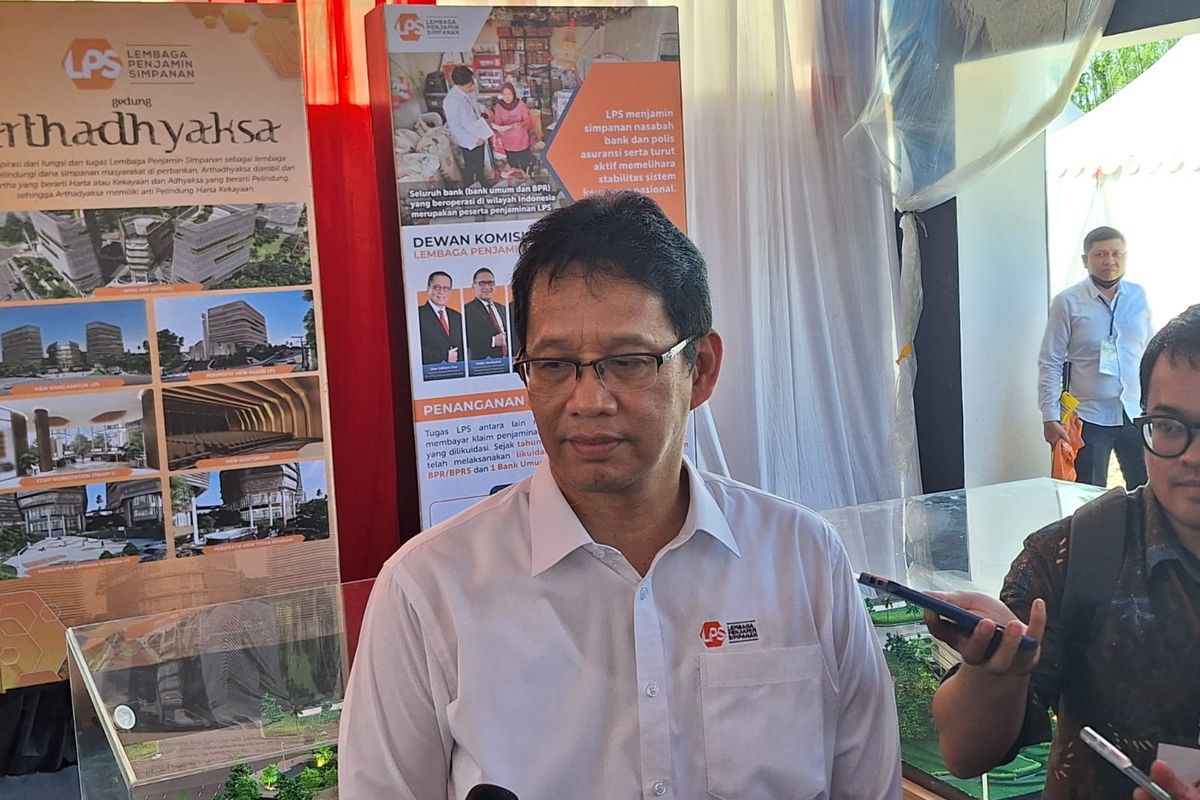 Ketua Dewan Komisioner LPS Purbaya Yudhi Sadewa melakukan peletakan batu pertama (groundbreaking) pembangunan gedung Arthadhyaksa kantor LPS di Ibu Kota Nusantara (IKN), Rabu (17/1/2024).