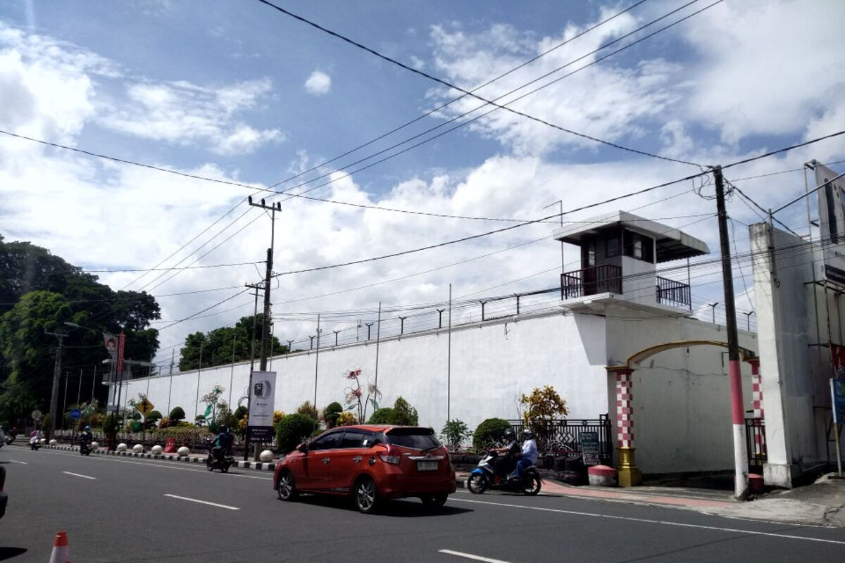 Bangunan Lapas Kelas IIB Blitar terlihat dari sisi selatan di Jalan Merdeka, Kota Blitar, Rabu (14/1/2026).